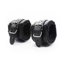 Trust leather bondage set, quick-release buckle detail