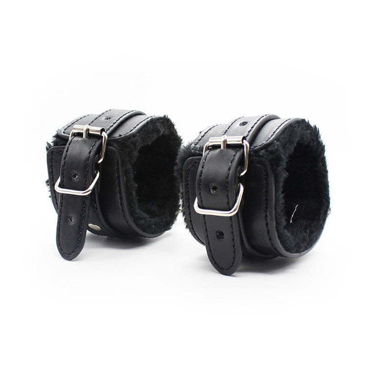 Trust leather bondage set, quick-release buckle detail